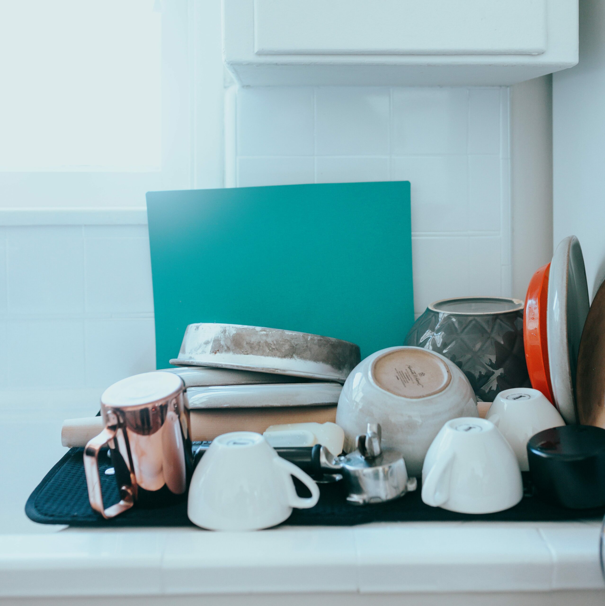 Eine vollgestellte Spüle schafft Unordnung.